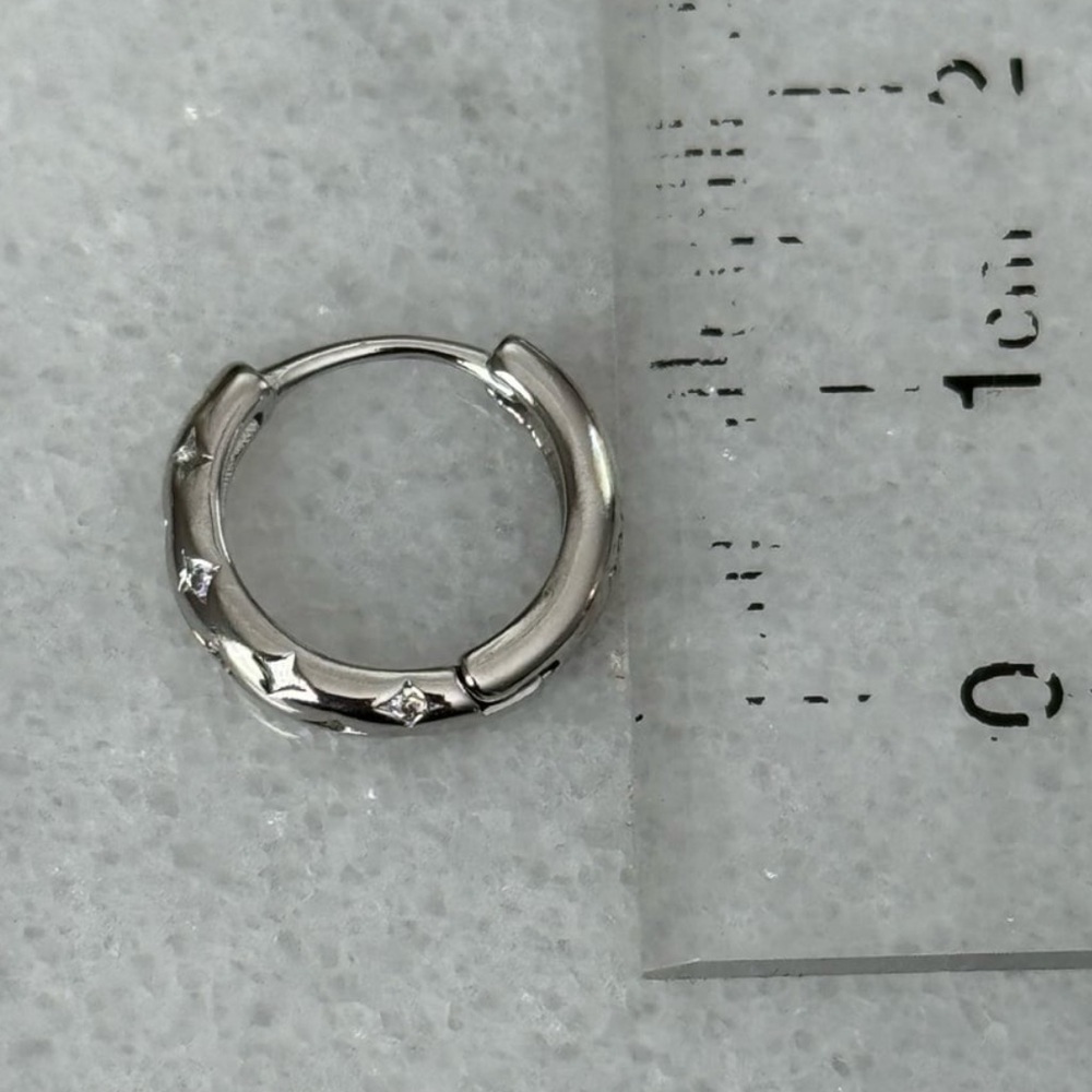 COPY - COPY - Sterling Silver Star Crystal Pave Hoop Earrings

Brand New - Picture 4 of 5